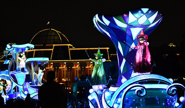 パレード「ナイトフォール・グロウ」 (c) Disney