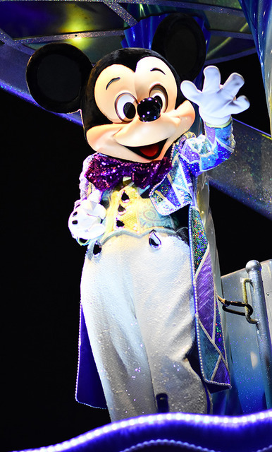 パレード「ナイトフォール・グロウ」 (c) Disney