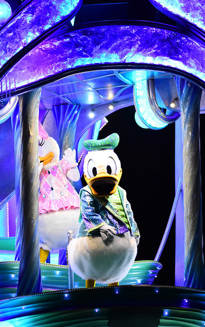 パレード「ナイトフォール・グロウ」 (c) Disney