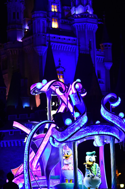 パレード「ナイトフォール・グロウ」 (c) Disney