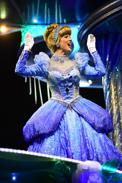 パレード「ナイトフォール・グロウ」 (c) Disney