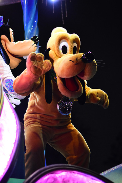 パレード「ナイトフォール・グロウ」 (c) Disney