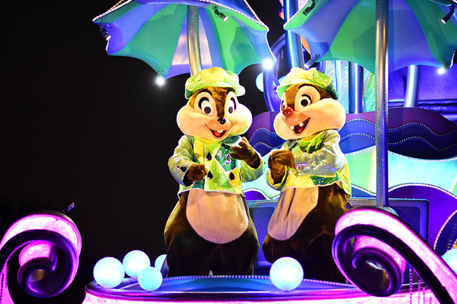 パレード「ナイトフォール・グロウ」 (c) Disney