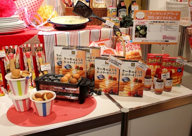 「たこ焼き器」を使ったオススメレシピが展示されていた