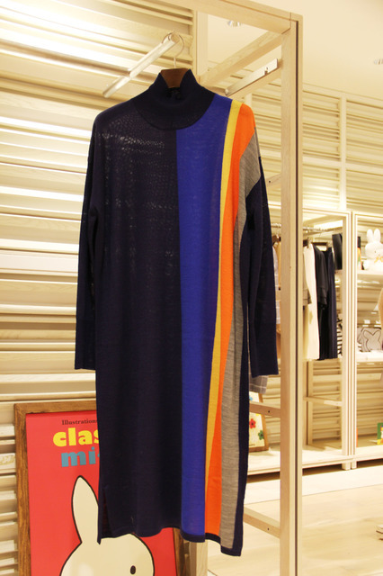 ブルーナカラーを使ったニットワンピース（2万3,000円）