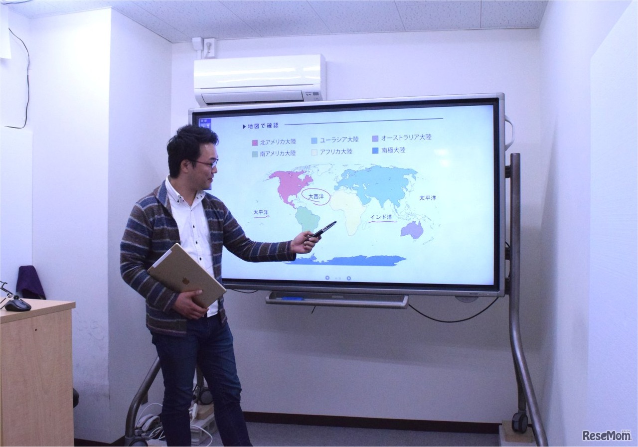 アオイゼミ社内にあるスタジオ。ここでライブ授業を配信している