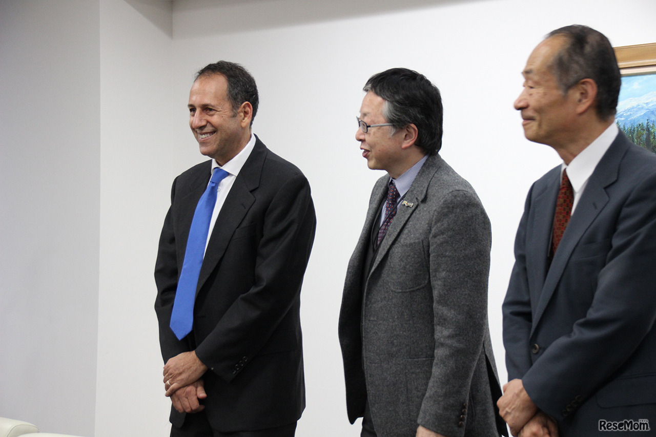 ラリー・クーパーマン教授（左）、Asuka Academy福原美三理事長（中）、Asuka Academy岸田徹副理事長（右）