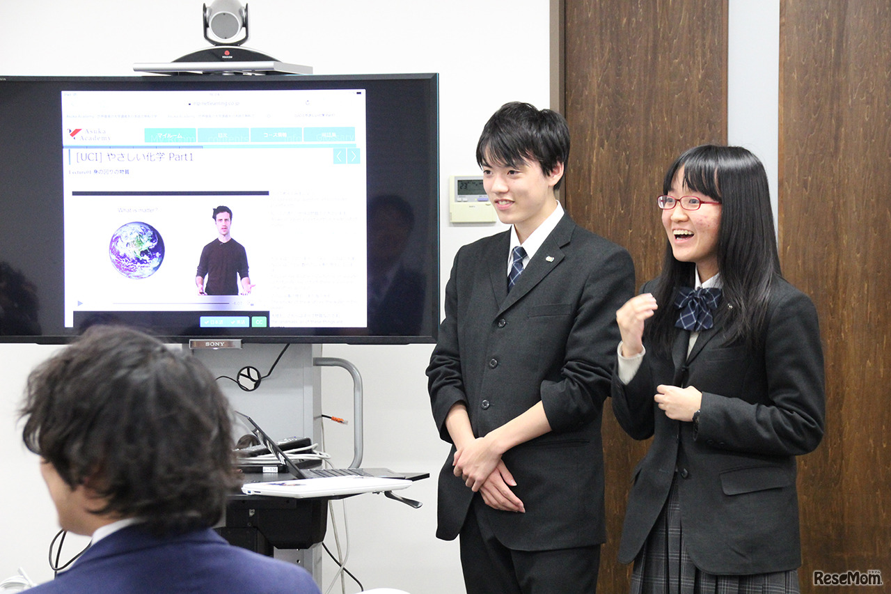 代表生徒2名が翻訳活動や医進・サイエンスコースについて紹介を行った