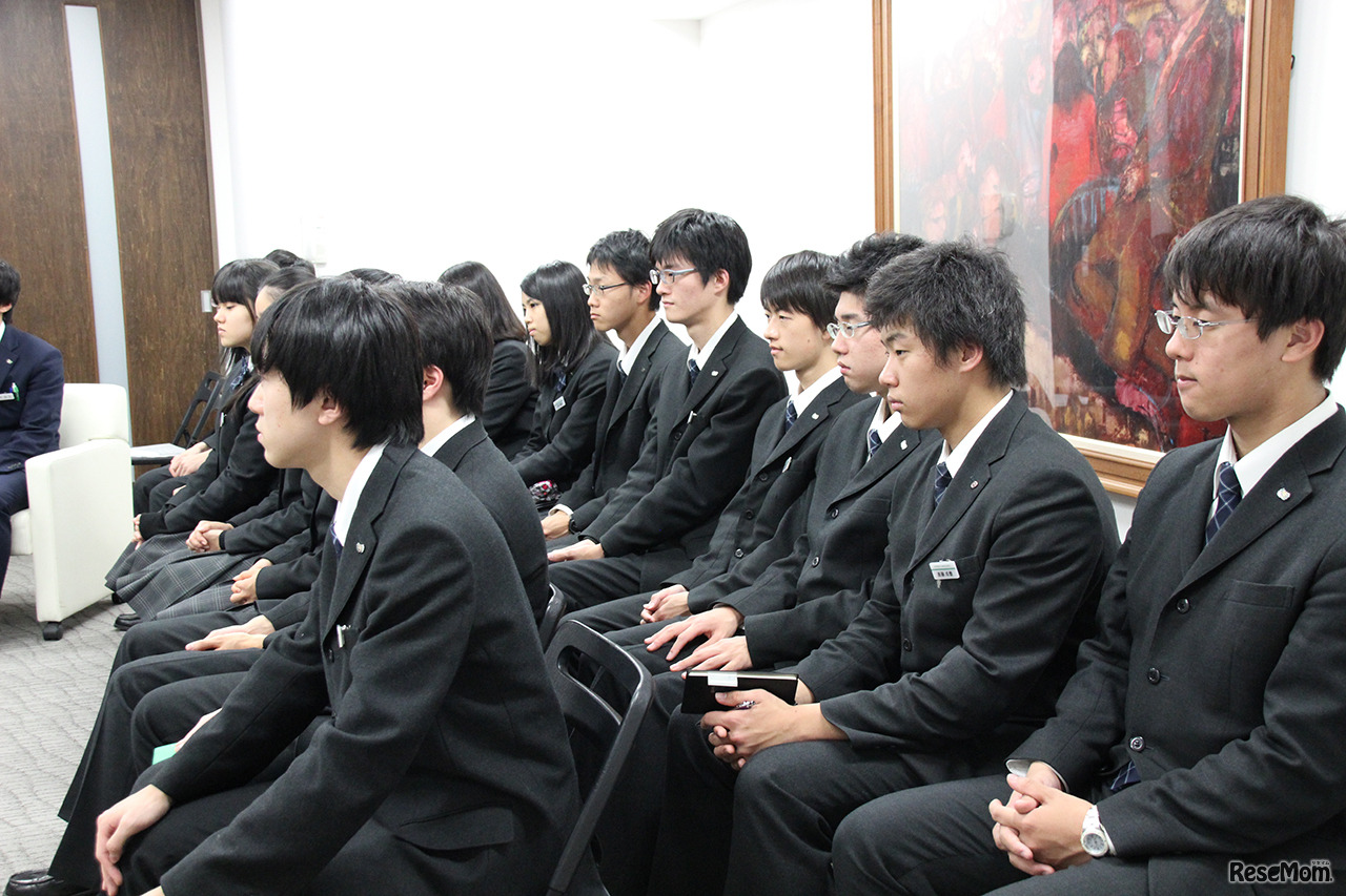 翻訳活動に携わった医進・サイエンスコースの有志生徒17名