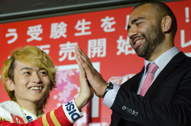 日本郵便とネスレ日本の「キットメール」2016年版販売開始セレモニー（2015年12月10日）