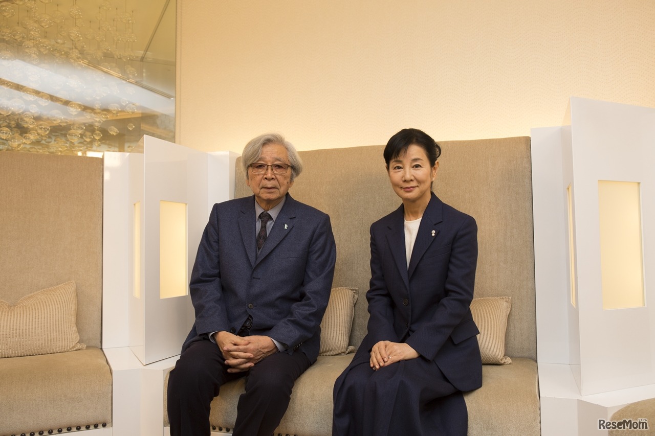 山田洋次監督と主演の吉永小百合 (c) 2015「母と暮せば」製作委員会