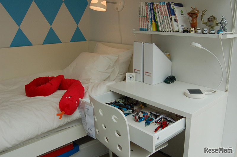 引き出しを開けるとおもちゃがギッシリ