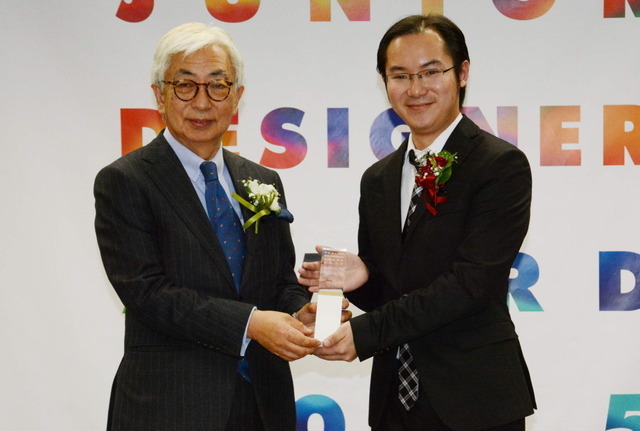 孫思嘉さん（右）と水野誠一審査委員長