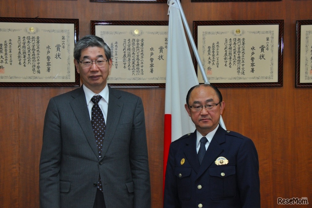 茨城大学の三村信男学長と水戸警察署の上原眞佐樹署長