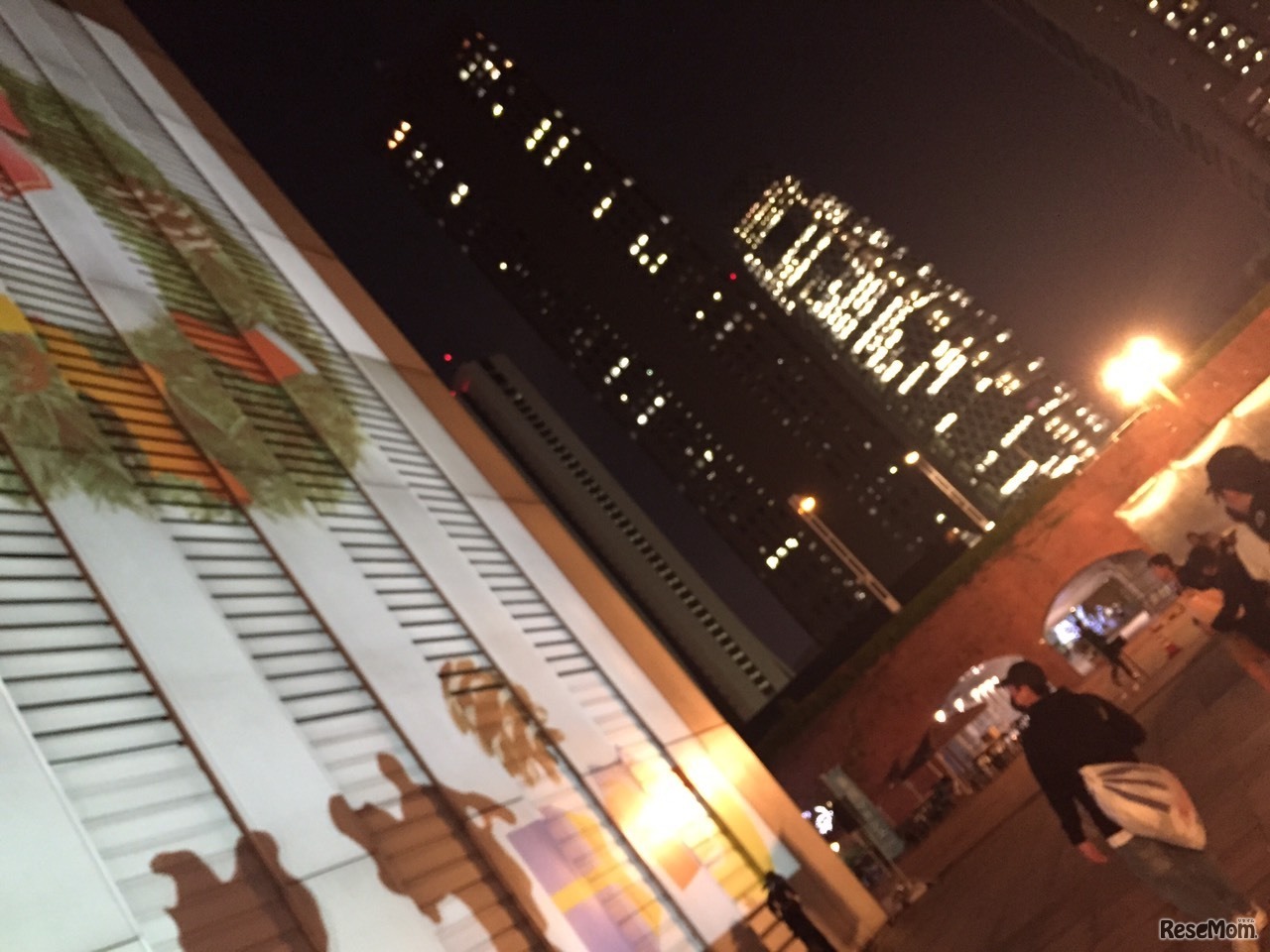 小さな子どもたちは額に汗をかきながら一生懸命に参加！恥ずかしそうに参加するカップルの姿も