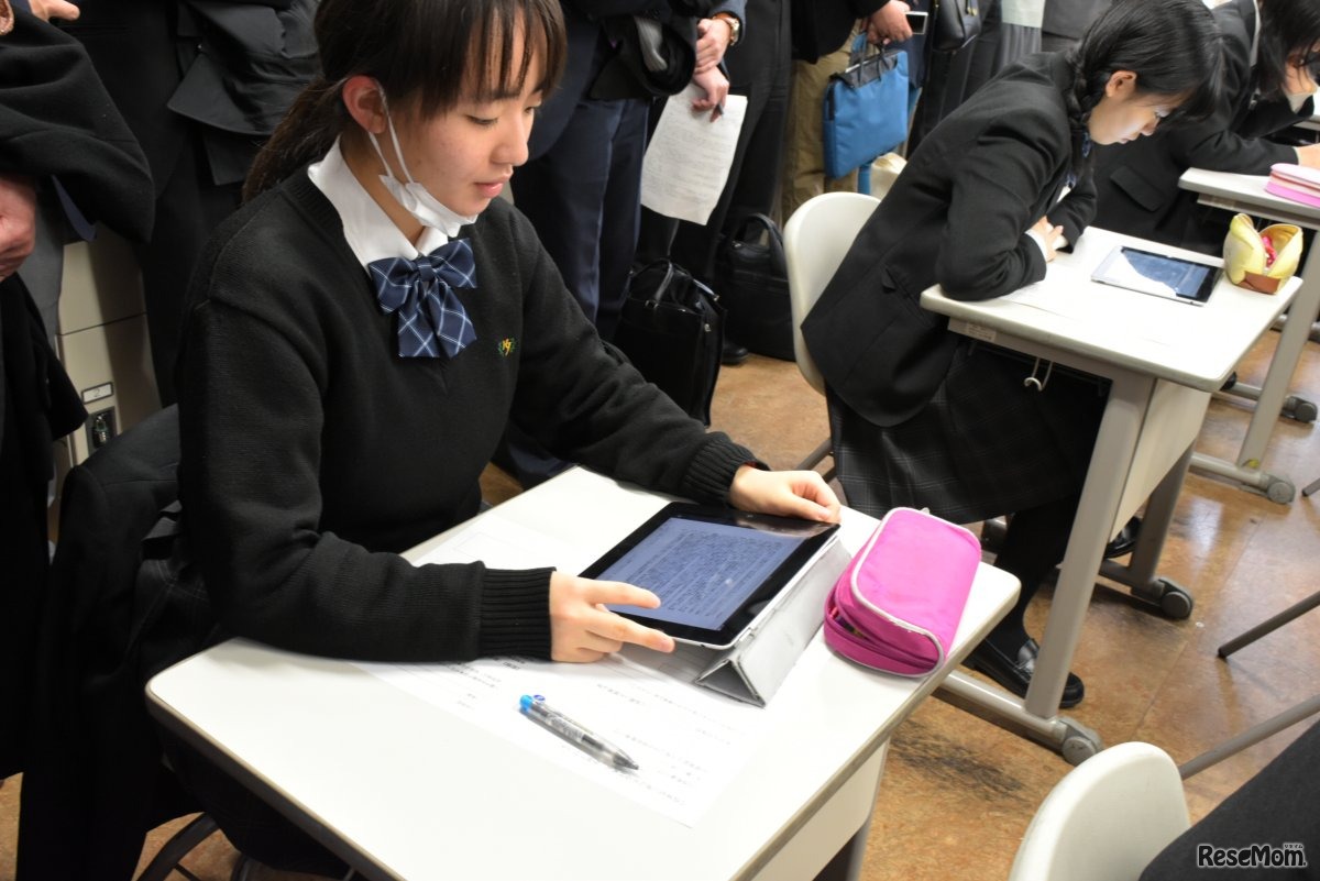 iPadを用い授業を受ける本科の高校1年生