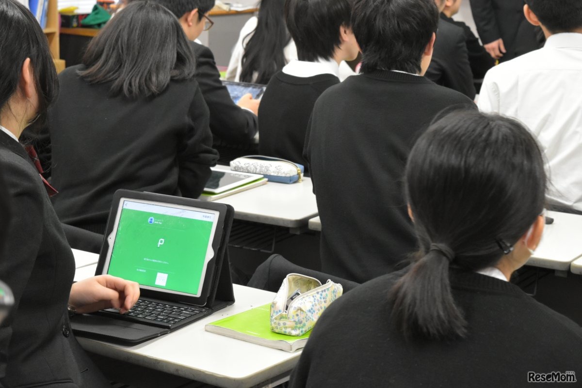 生徒たちは、iPadにキーボードを付けるなどして、それぞれ使いやすい工夫を行っていた