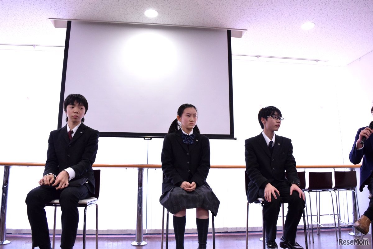 中学から高校までの本科や医サイコースの生徒によるパネルディスカッション