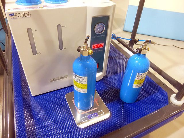 水素タンク、FCスタック、モーター、2次電池などが付いた全備重量255kgの車体を後輪で駆動させる