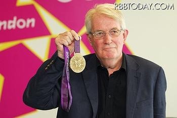 自身がデザインしたメダルを手にするDavid Watkins氏