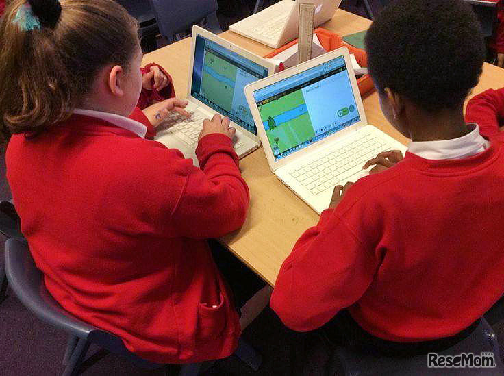 子どもたちがコードモンキーに取り組むようす