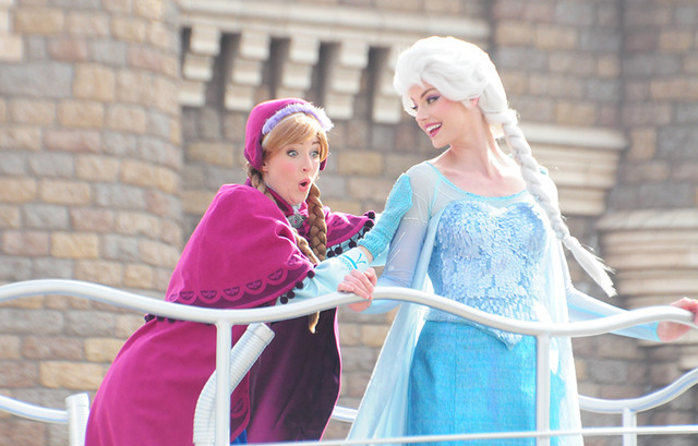 アナ＆エルサ (c) Disney