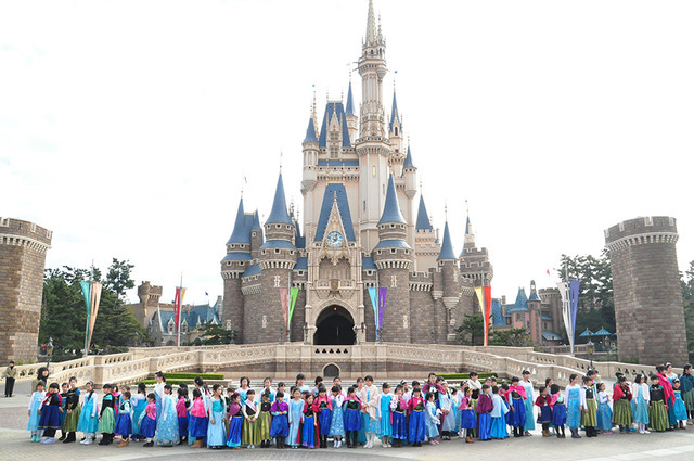 パークに集まった約150名の姉妹ゲストたち (c) Disney