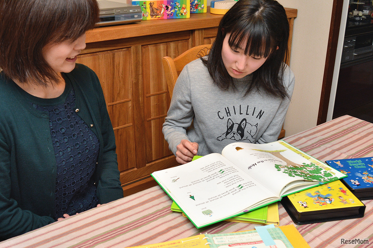 春菜さんとお母さまに、DWEの教材を見せてもらった　(c) Disney （撮影:稲葉九）