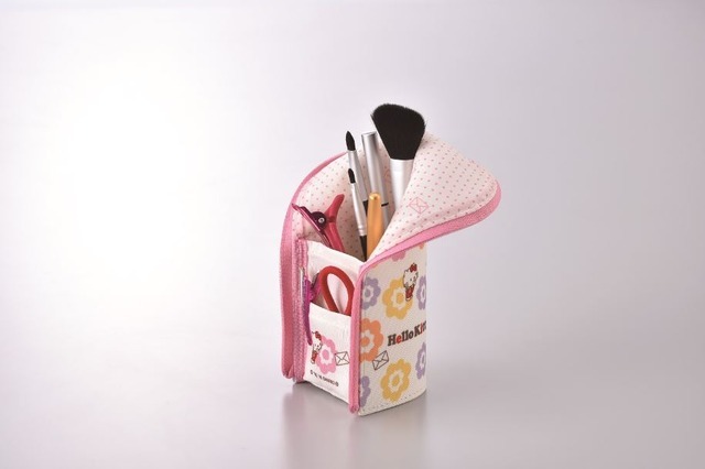 スタンド式の化粧ポーチという使い方も　(c) 1976, 2016 SANRIO CO.,LTD.　APPROVAL No. G563079