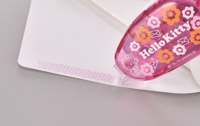 テープ面の「のり」はピンク色のハート柄　(c) 1976, 2016 SANRIO CO.,LTD.　APPROVAL No. G563079