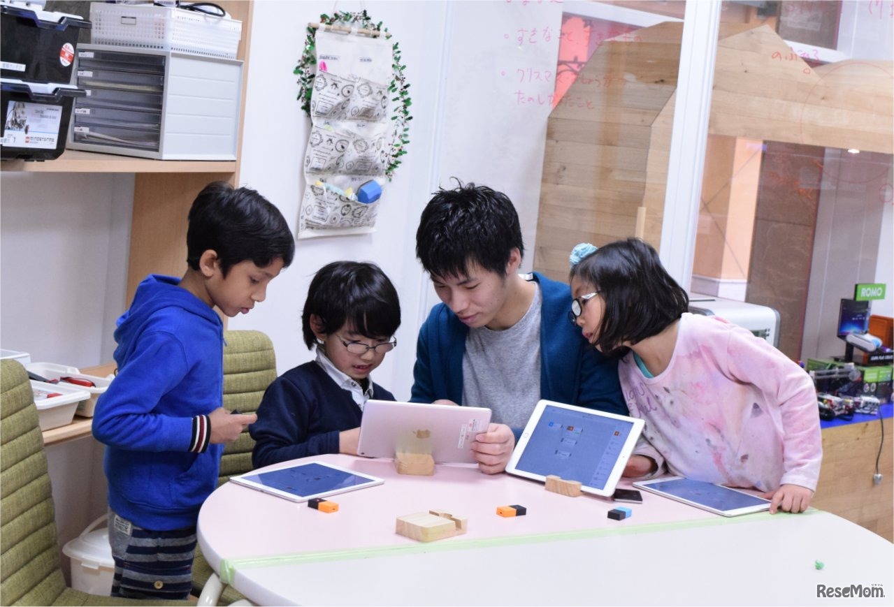 先生の指導の元、MESHの仕組みを学ぶ