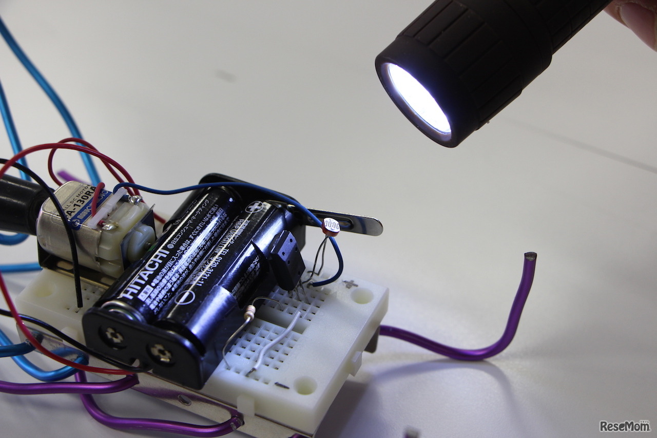 光を感じて動き出すマシンを作りに挑戦