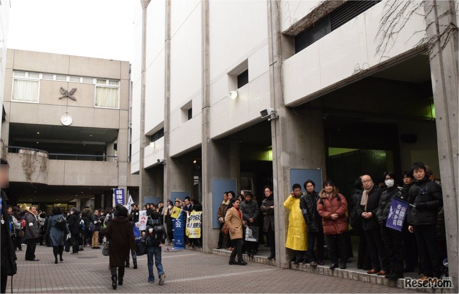 右側が塾関係者のスペース。朝、抽選で場所が決められる