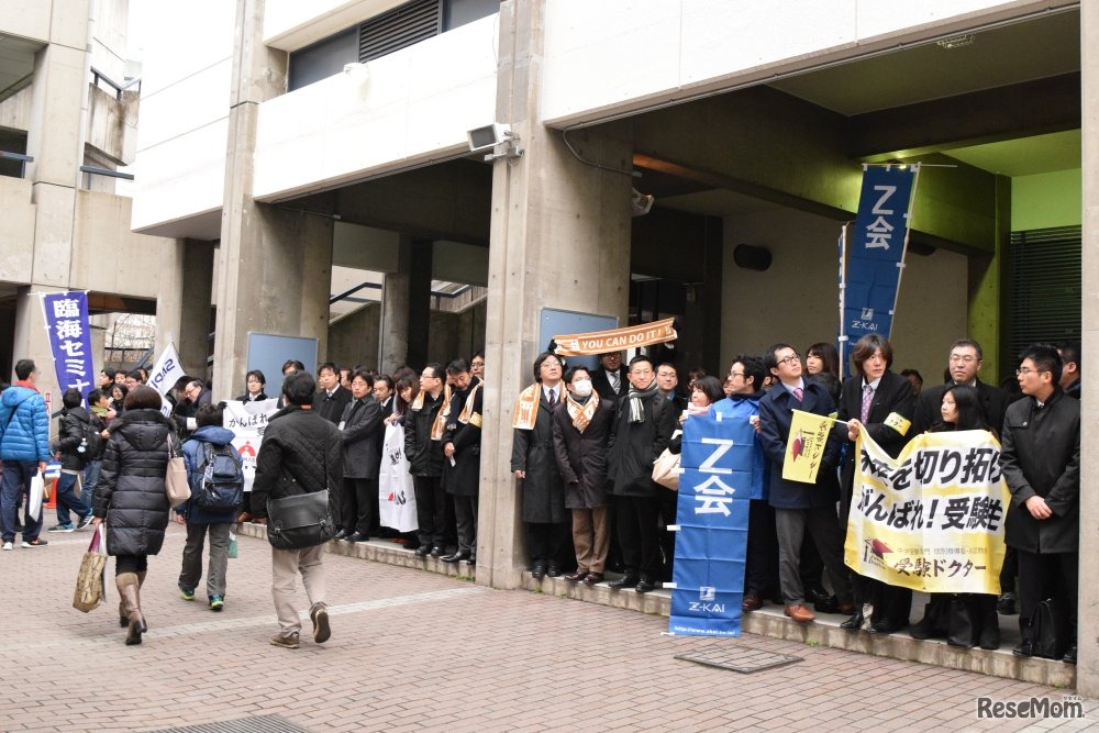 受験生を待つ塾関係者