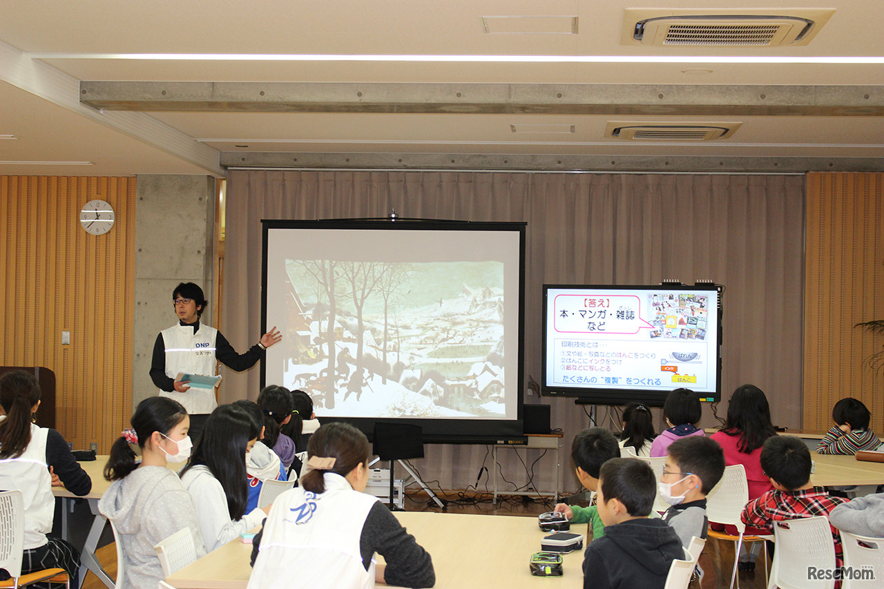 左：『雪中の狩人』が映し出されたスクリーン　右：電子黒板