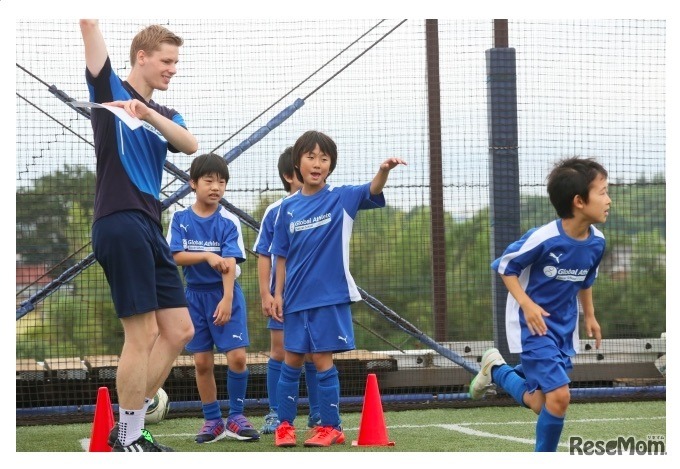 ネイティブとバイリンガルの先生が英語で楽しくサッカーを指導