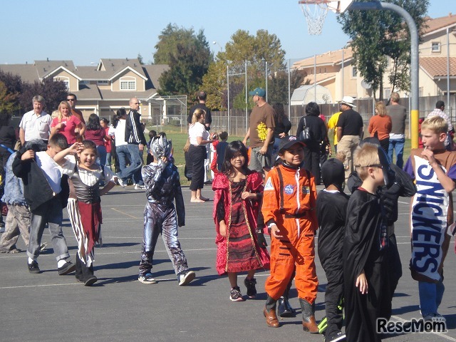 シリコンバレーの小学校のハロウィンパレード。ど真ん中で赤いドレスを着た国籍不明児童が私の次女のジュリア