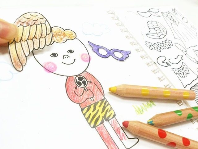 きせかえカーニバル（色を塗ったりシールを貼ったりできる）