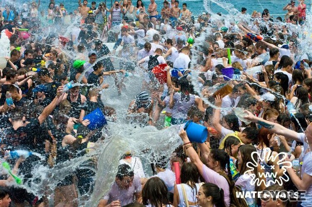 水を使ったファンラン「ウォーターウォーズ」第1弾が沖縄で開催