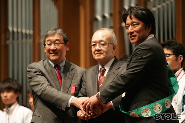 青山学院とパラリンピックが手をつないだ。左から日本財団パラリンピックサポートセンターの山脇康会長、青山学院の堀田宜彌理事長、原晋監督