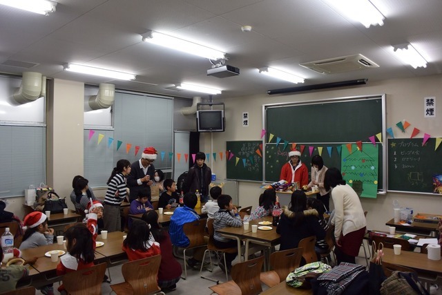 クリスマスイベントを兼ねた活動の様子（ふくしまフレンズＵＫ提供）