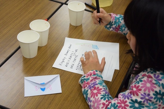まだ見ぬ異国の地とペンフレンドを想像し、どんな返事がくるかなとワクワク、ドキドキしながら言葉を綴る子どもたち（ふくしまフレンズＵＫ提供）