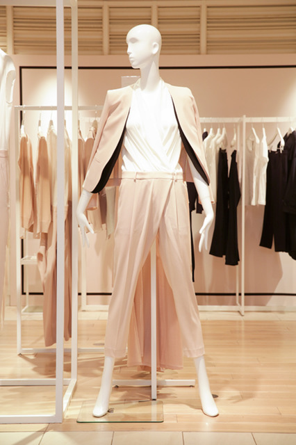 ヌードカラーのスタイリングが新鮮。ノーカラージャケット（3万9,000円）、オールインワン（3万3,000円）