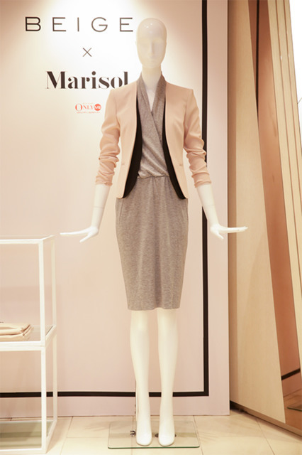 卒園式や入学式のために新調したスモーキーピンクのジャケットの着廻しに、三越伊勢丹限定のスモーキーグレーのワンピース（2万6,000円）をコーディネート