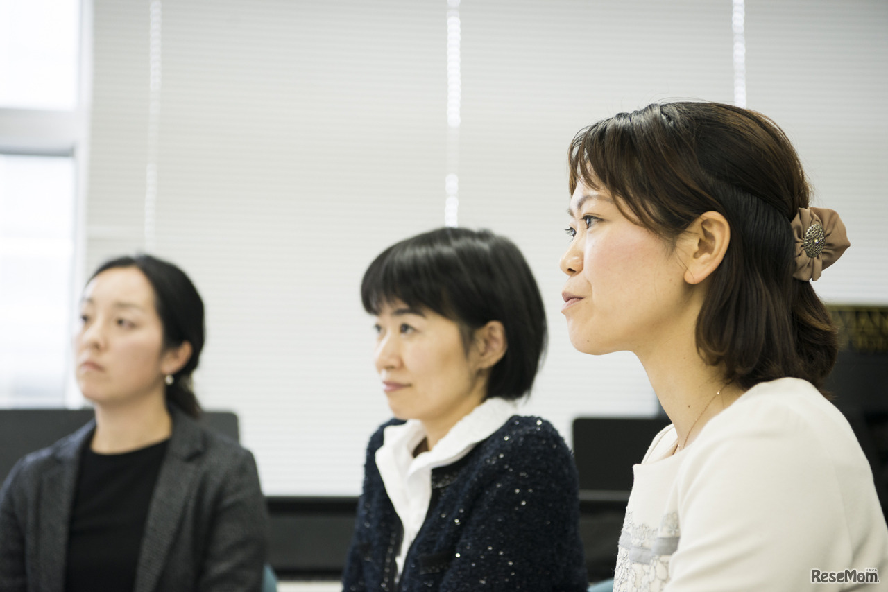 谷林さんの説明を熱心に聞くお母さま方（撮影：平岩享）