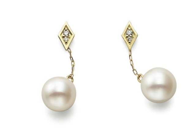 さり気なく耳元でスウィングするクミキョクの2WAYピアス（3万4,000円）