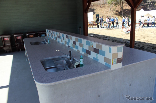 炊事場は大きくてきれい。使い勝手のいいものが用意されている。