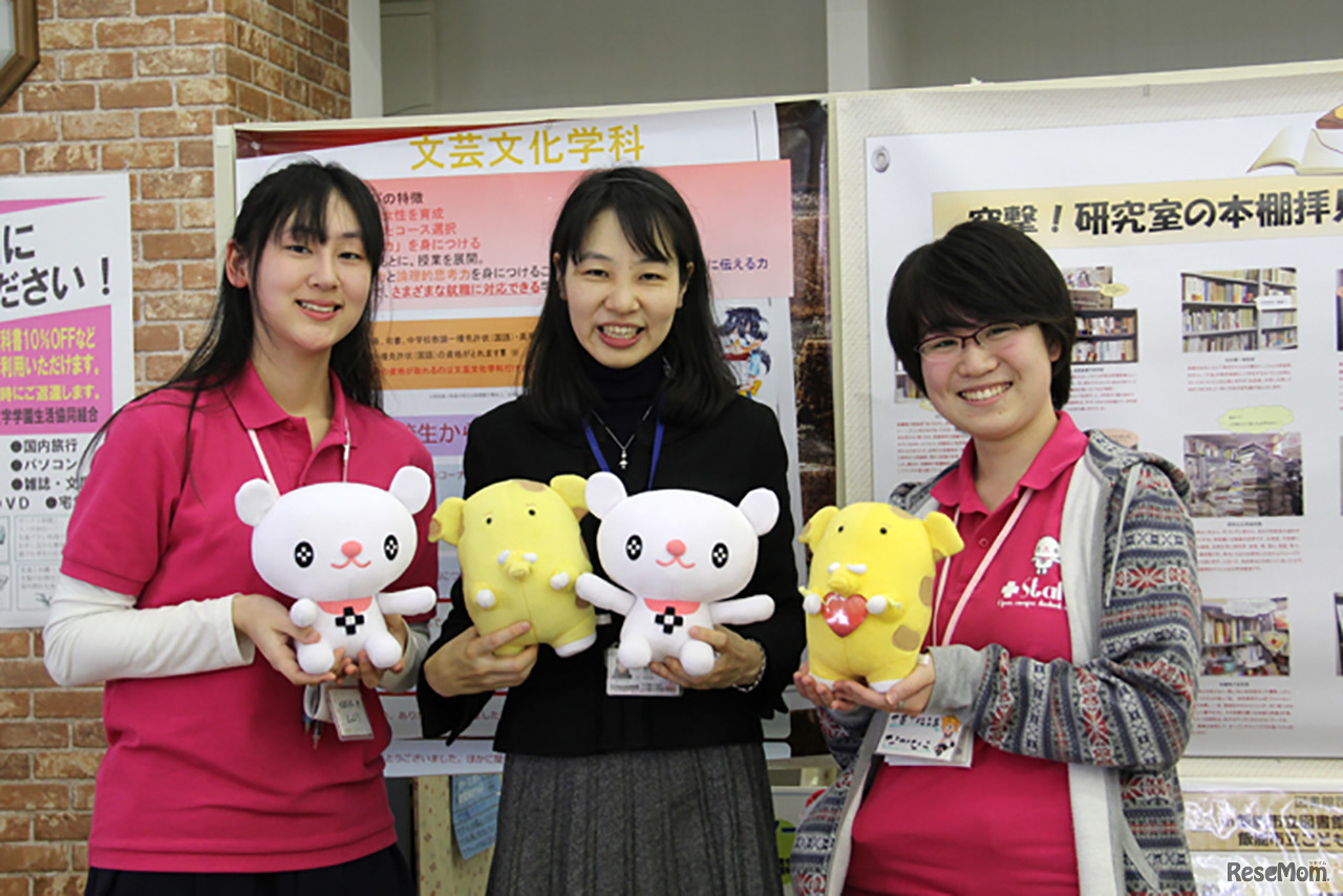 文芸文化学科の学生たちと。中央が星野先生