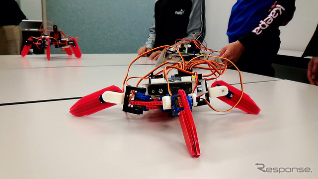埼玉大学サテライトキャンパスで行われた「STEM Camp 2016」（3月31日）。子どもたちが4脚ロボットの製作に挑戦した