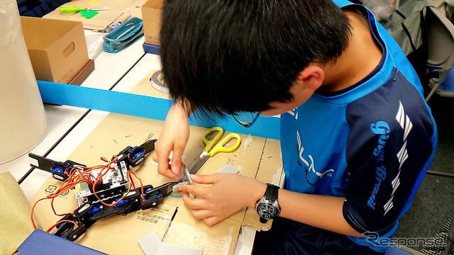 埼玉大学サテライトキャンパスで行われた「STEM Camp 2016」（3月31日）。子どもたちが4脚ロボットの製作に挑戦した